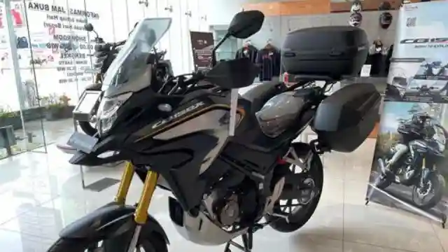 Honda CB150X yang dilengkapi dengan side box serta top box