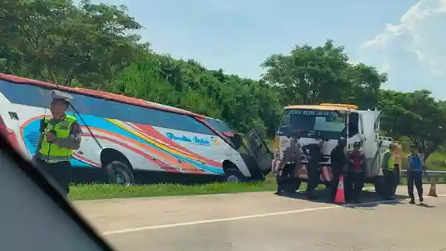 posjos.com — Bus Rosalia Indah Kecelakaan Di Tol Semarang Batang. Bus Rosalia Indah Kecelakaan 7 Orang Meninggal