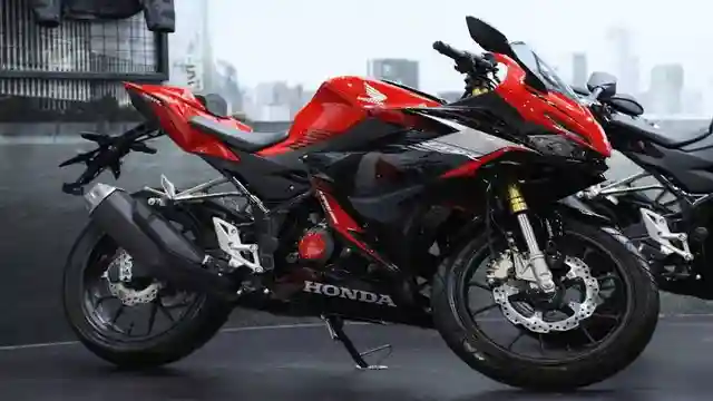 posjos.com — Spesifikasi Honda CBR150R Terbaru: Fitur Honda CBR150R Terbaru, Mesin Honda CBR150R Varian dan Harga Honda CBR150R Terbaru